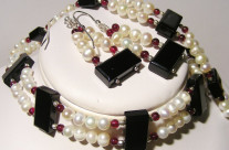 Onyx, garnet and pearl parure